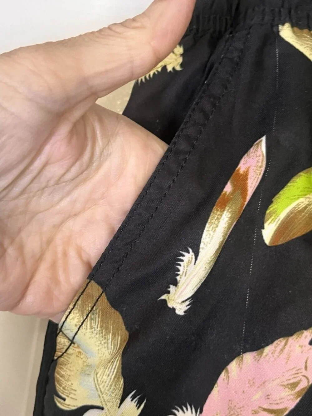 Page One Men's Black Feather Pattern Swim Shorts Size Large Quick Dry Mesh Linin